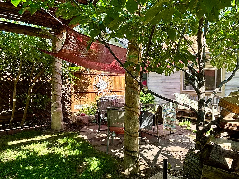 412 E Plum St — Photo 10