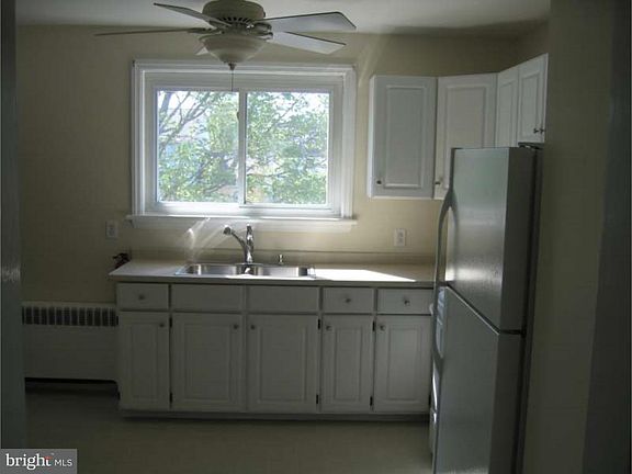 4th image of 10 Lloyd Ave APT 1S