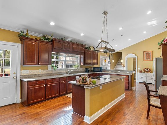 4th image of 146 University Dr.