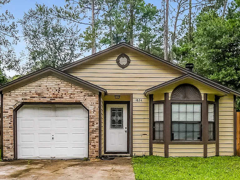 1834 Manitoba Ct N — Photo 1