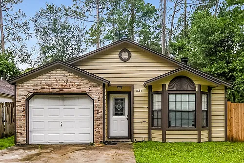 1834 Manitoba Ct N Photo 1