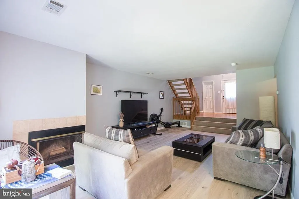 3 bed, 2.5 bath, 1691 sqft, $3,100 — Photo 3