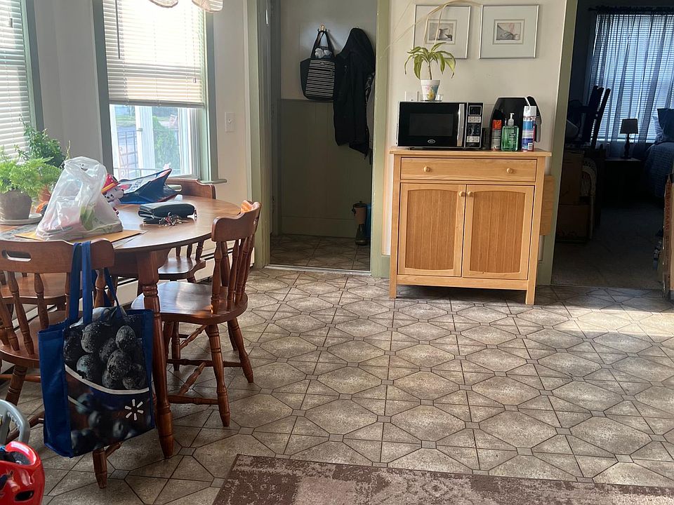 Sunny and brite kitchen.