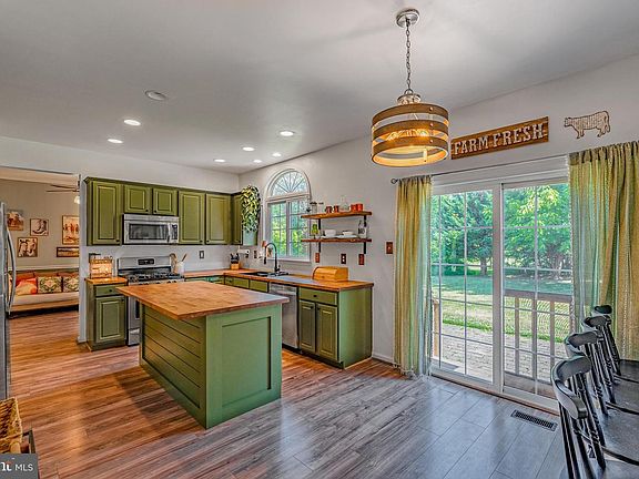 3rd image of 1032 Fallbrook Ln