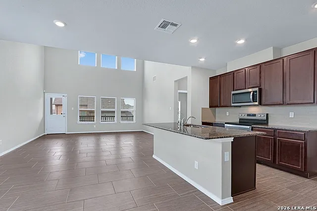 4 bed, 2.5 bath, 2191 sqft, $2,300 — Photo 4