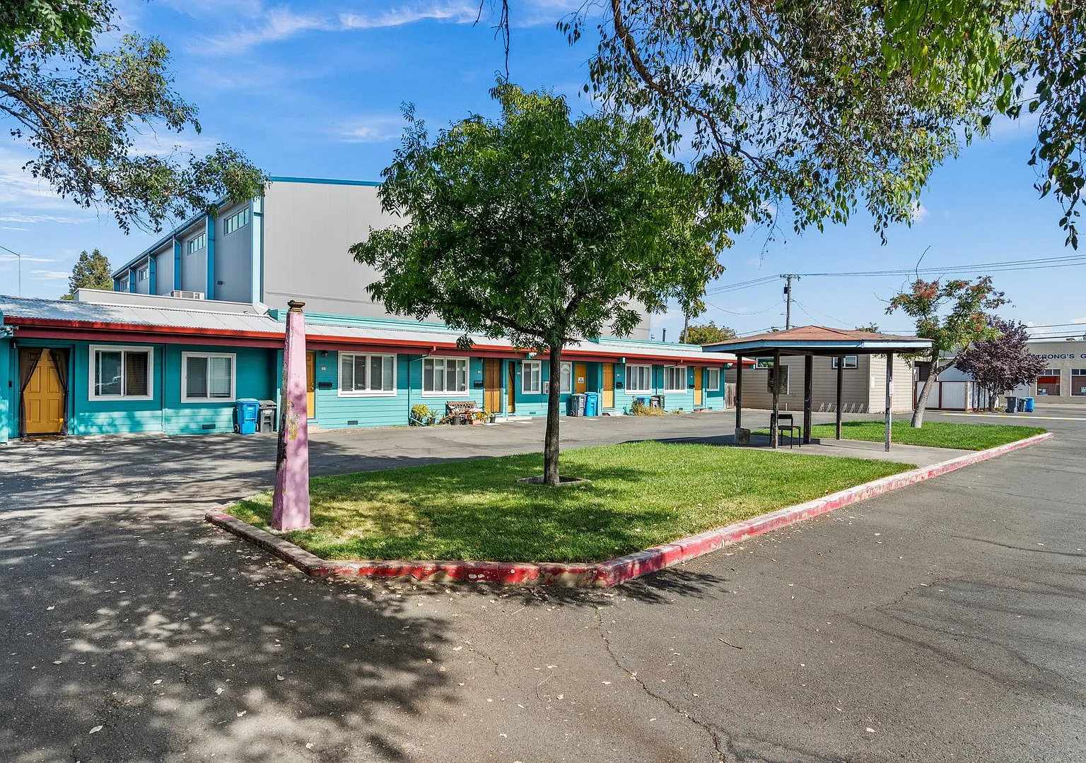 Las Flores Apartments — Photo 1