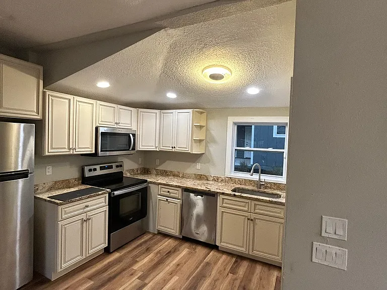 208 W Fox St — Photo 27