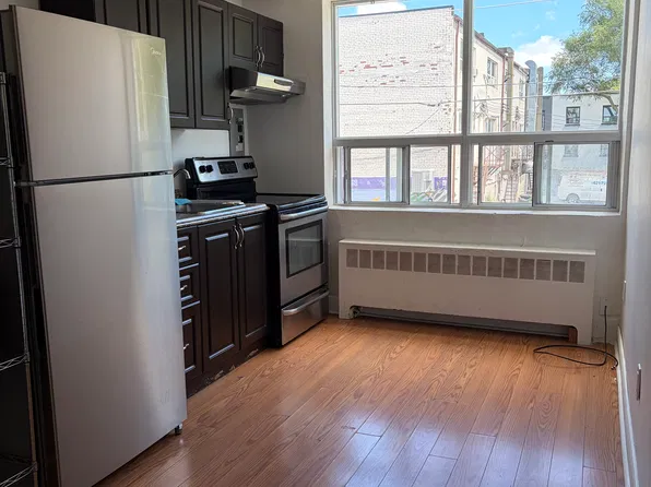 2887 Saint Clair Ave E #2, Toronto, ON M4B 1N4