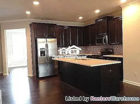 1290 Hopkins Dr — Photo 2