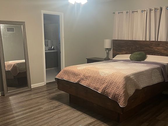4th image of 33 Desoto Cir