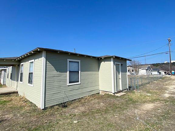 2nd image of 704 W Avenue B