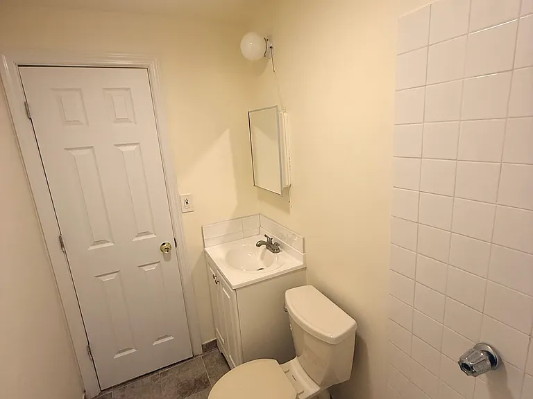 1060 Rhinelander Ave — Photo 7