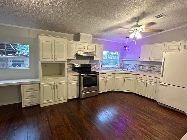 930 N Deer St — Photo 2