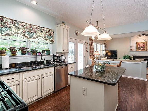 2nd image of 607 Grasmere Ct NE