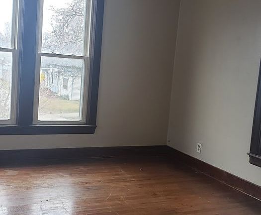 2nd image of 833 S Washington St