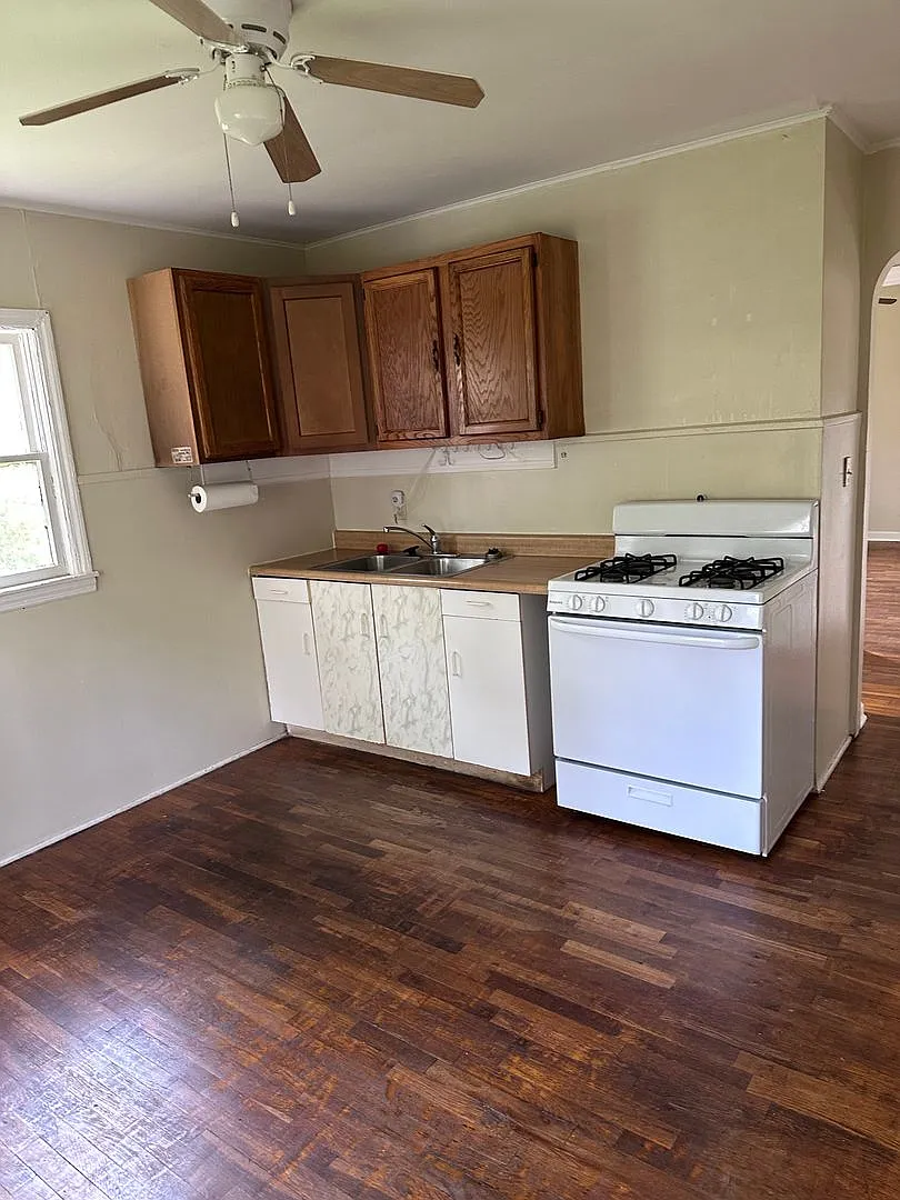 7272 - 421 & 423 South Lewis St/Duplex — Photo 3