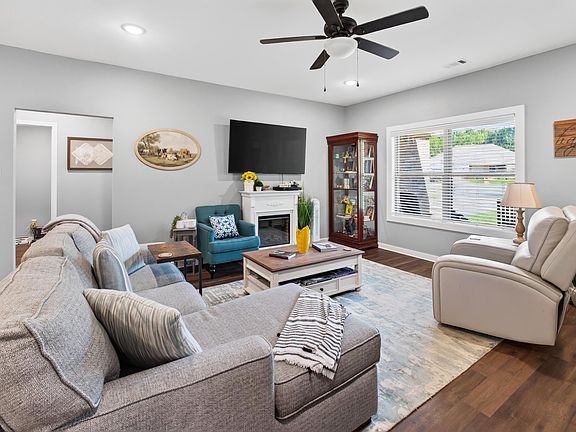 4th image of 104 Heather Ln
