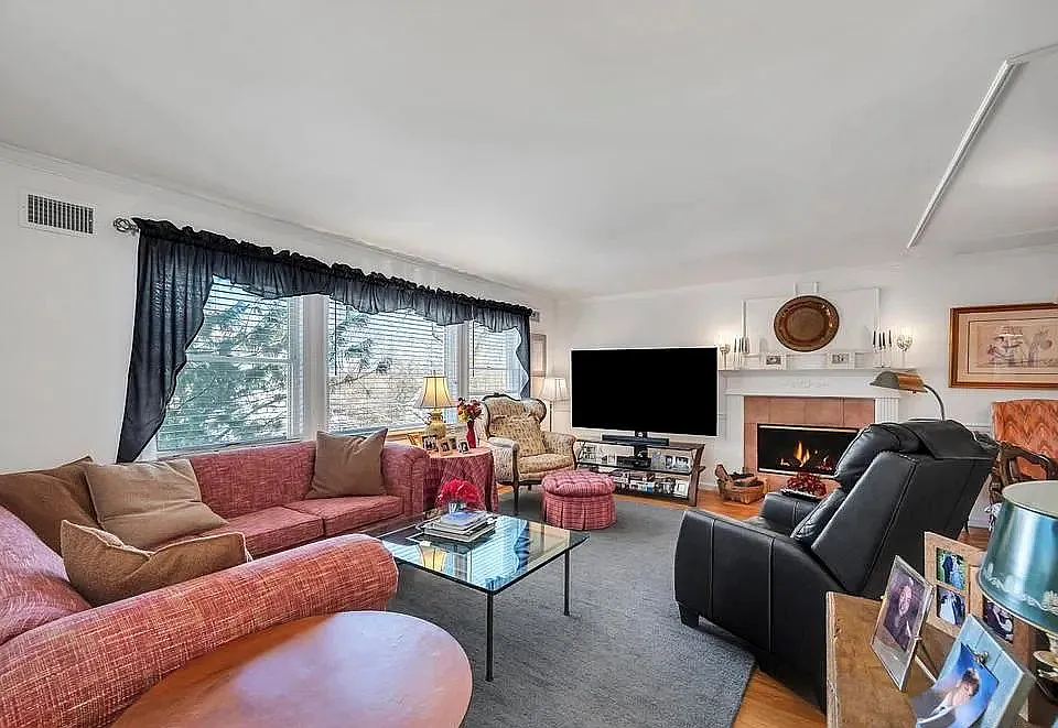 18 Hillcrest St #2