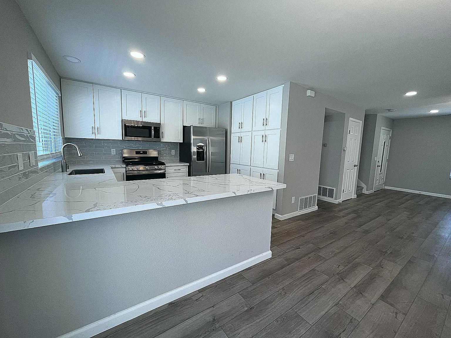 3 bed, 2.5 bath, 1338 sqft, $3,250 — Photo 3