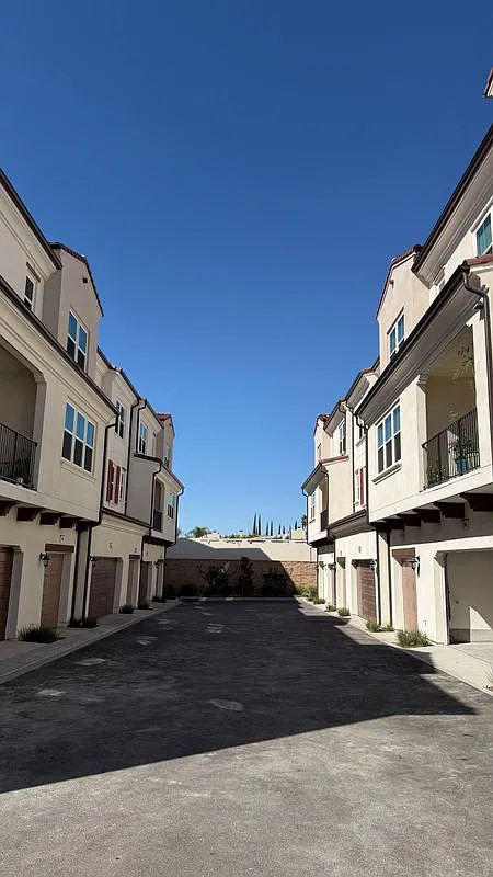 3 bed, 3.5 bath, 1728 sqft, $3,900 — Photo 3