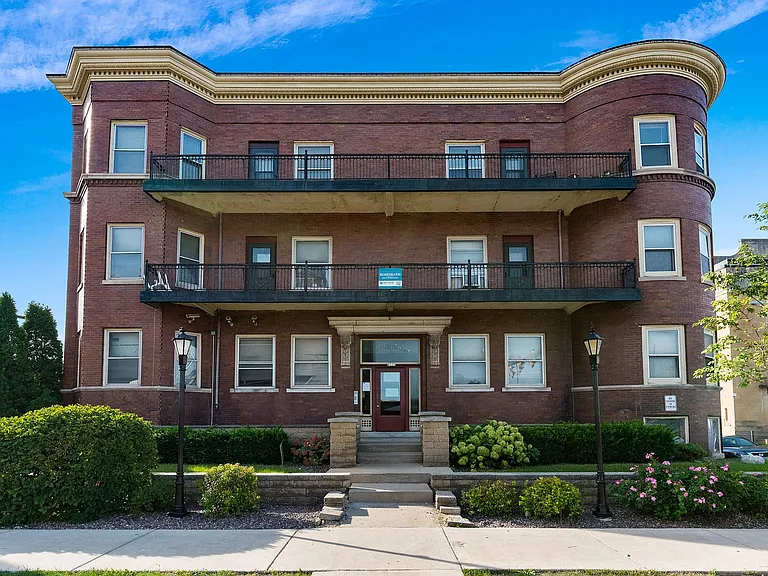 2335 W Wisconsin Ave — Photo 15