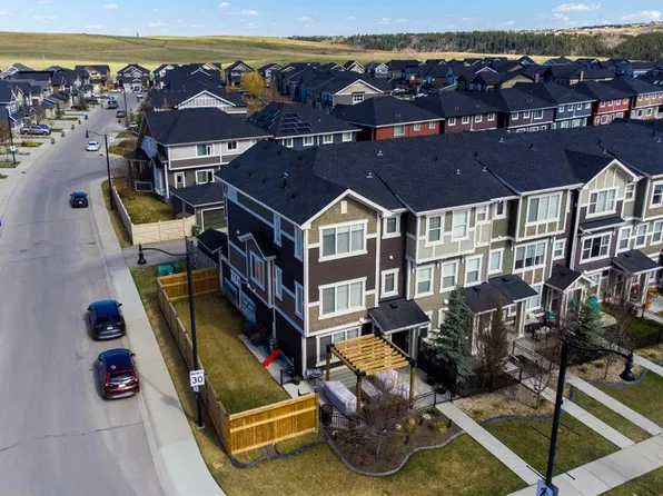 216 W Sundown Rd, Cochrane, AB T4C 2M5