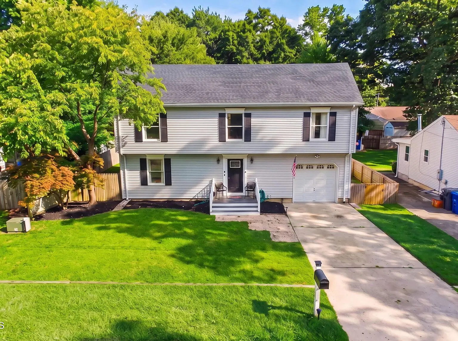 4 bed, 2.5 bath, 1917 sqft, $4,700 — Photo 2