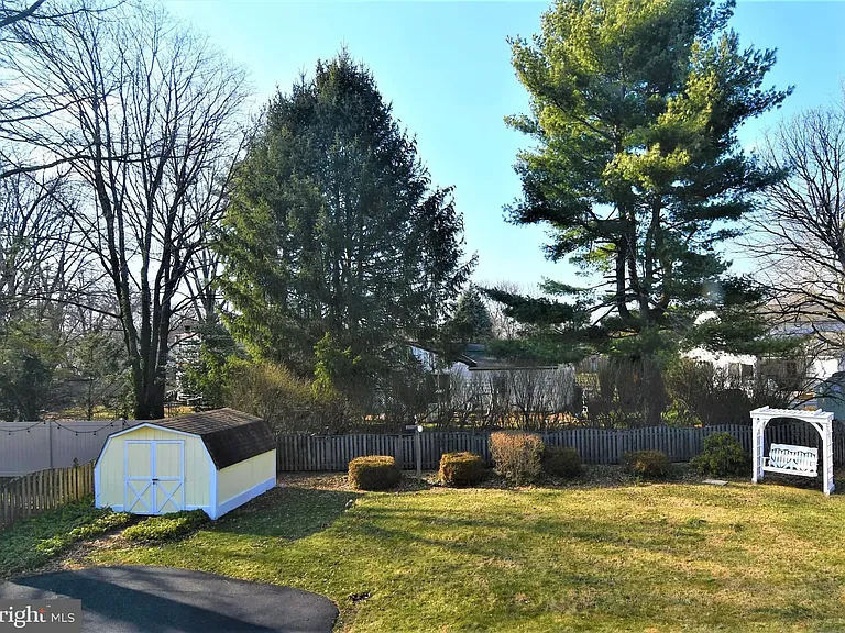 545 Maple Ave — Photo 1