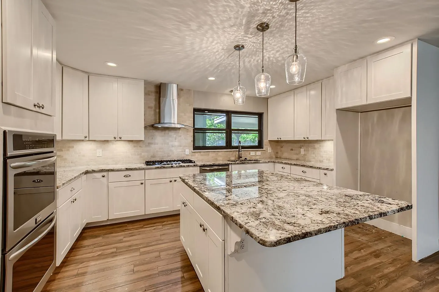 Beautifully updated Northwood home near Northridge Park — Photo 3