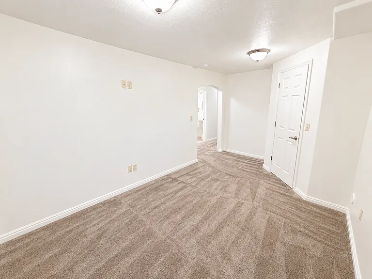 1564 E Hidden Valley Dr — Photo 32