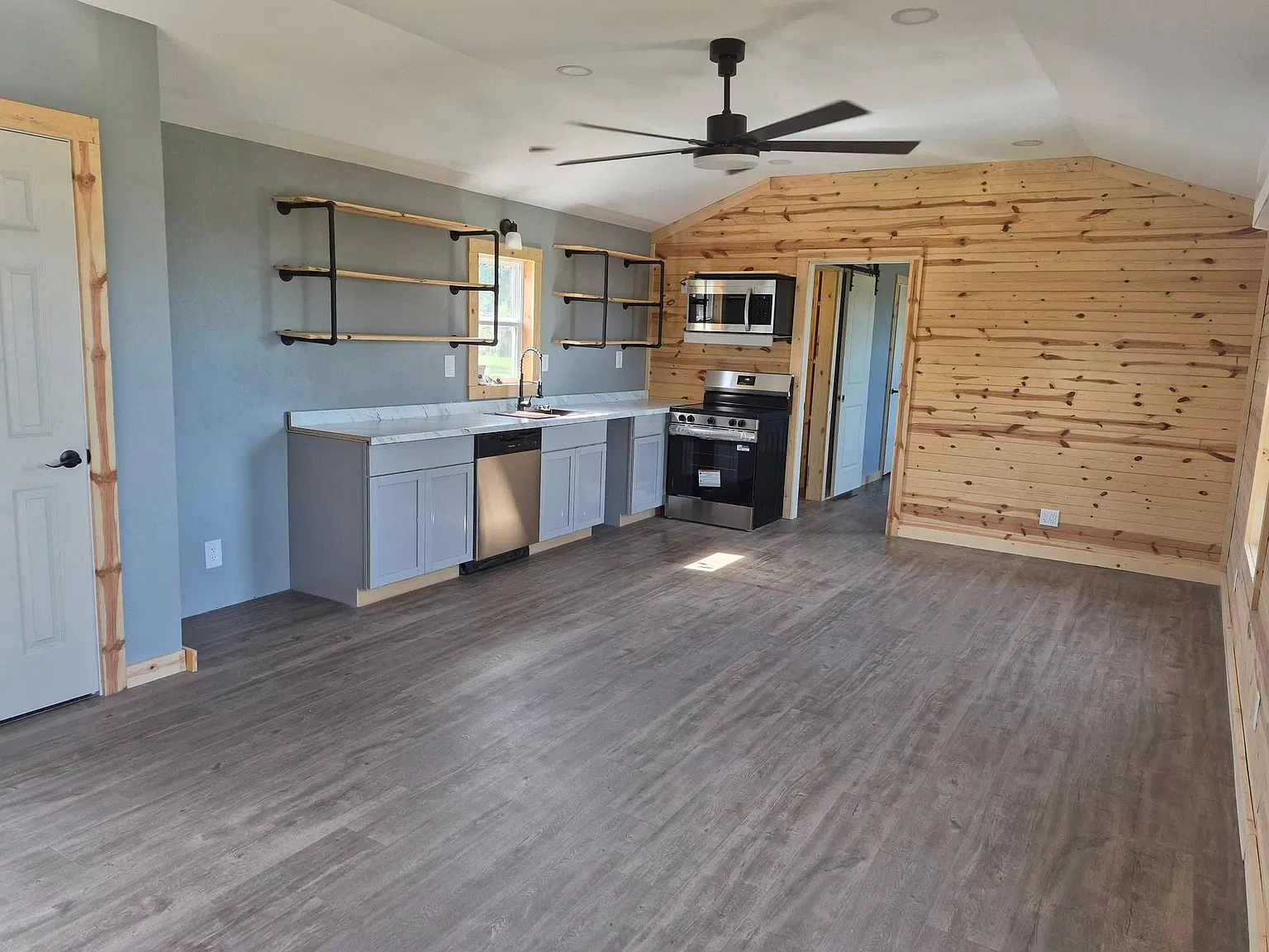 2 bed, 785 sqft, $1,200 — Photo 1