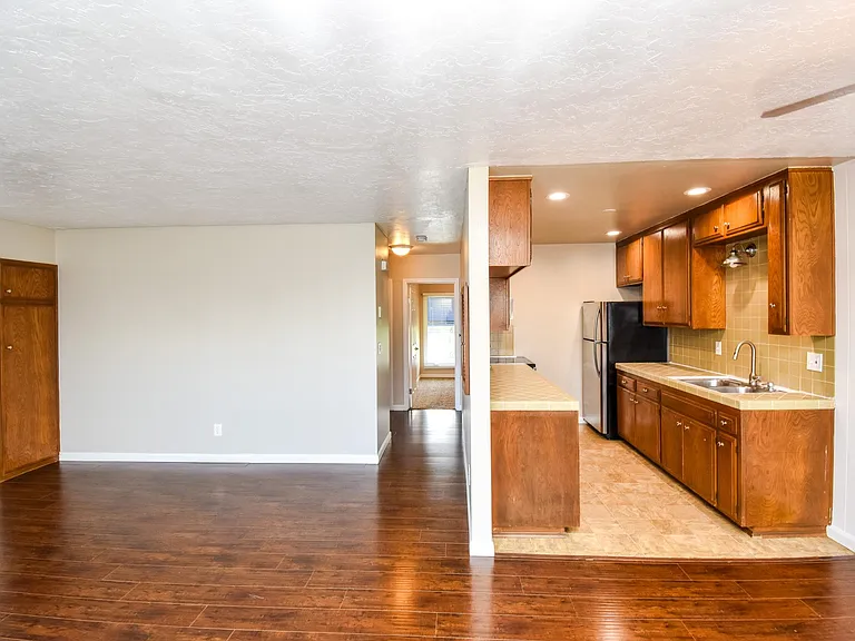 Megan Court Apartments — Photo 38