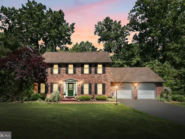 501 Gatehouse Ln E, York, PA 17402