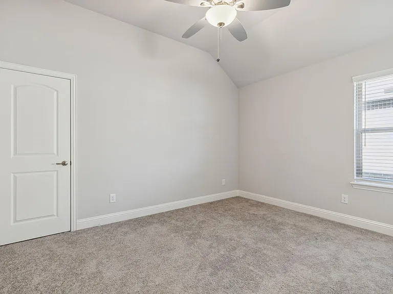 Bedroom 4 facing sideyard