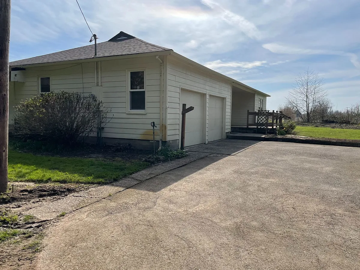 Building Photo - 9945 SE Wallace Rd