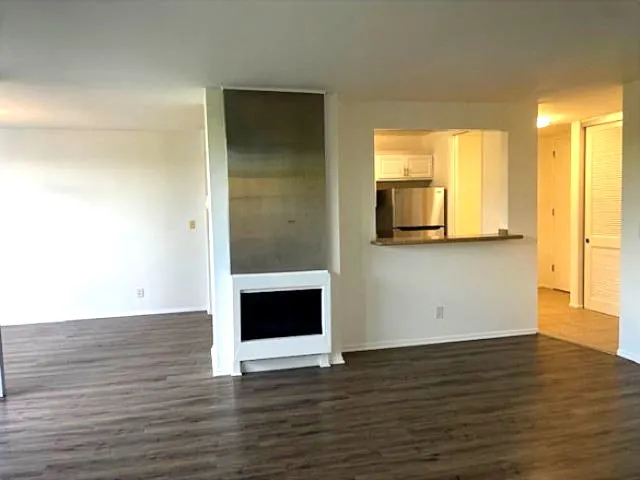 125 N Barrington Ave — Photo 3