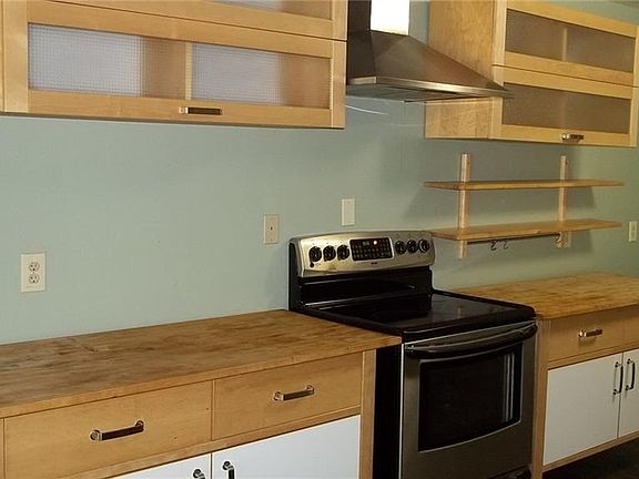 3rd image of 202 Royal Oak Dr