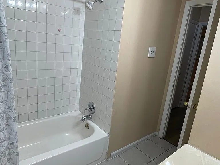 Roxbury Dr — Photo 11