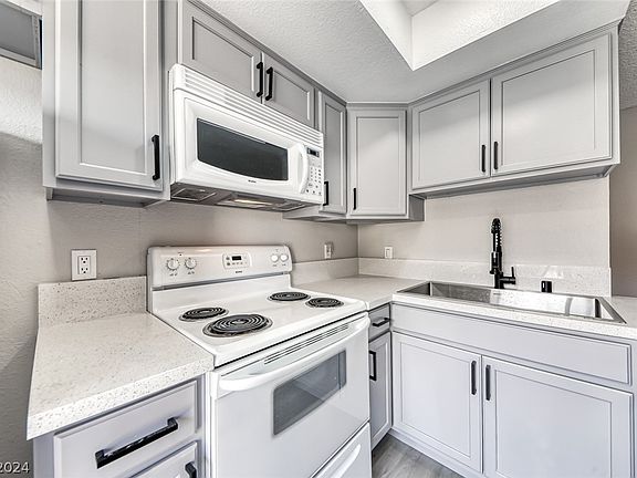 5th image of 320 Brookside Ln Unit B