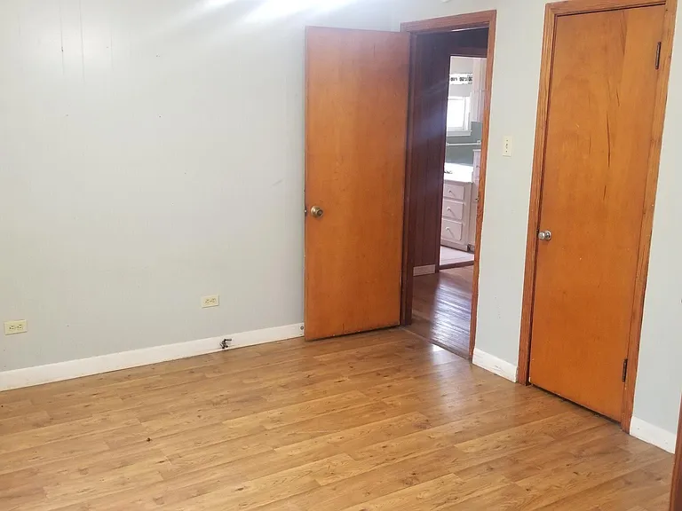 921 W 5th St — Photo 3