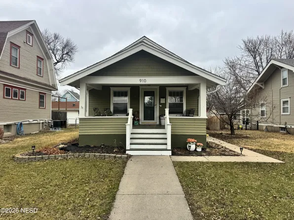 910 N 1st St, Aberdeen, SD 57401