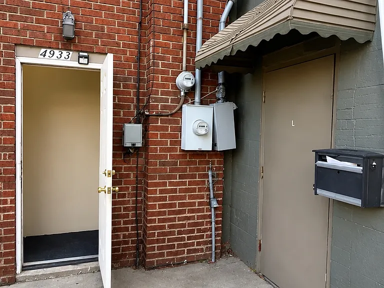 4933 Turney Rd — Photo 2
