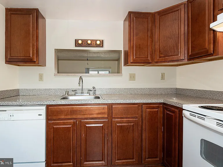 2406 Rosecroft Ct — Photo 6