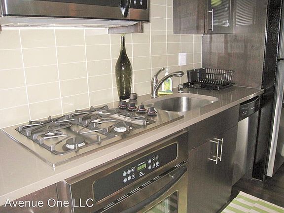 3rd image of 1710B Dexter Ave N