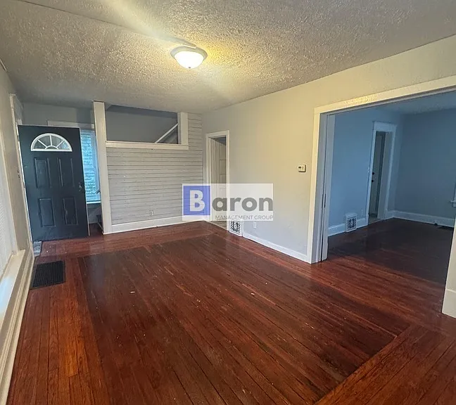 910 Allen St — Photo 1