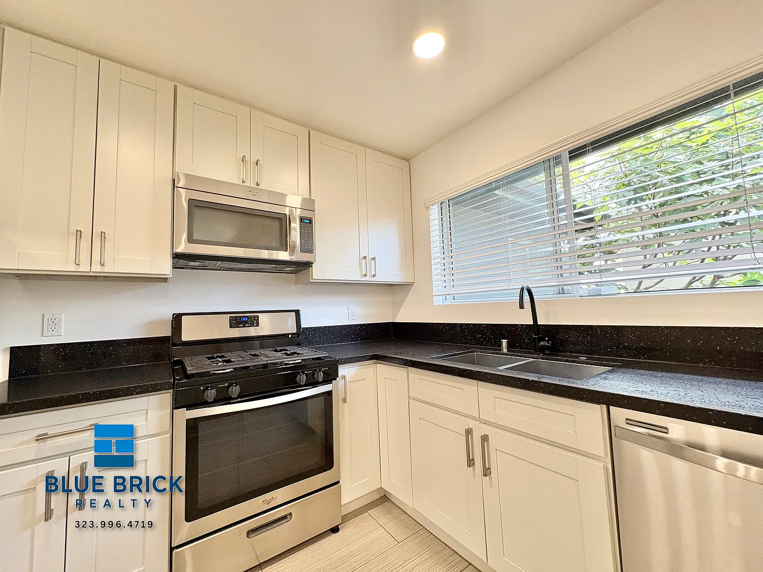 Desirable 2-Bedroom with Private Balcony Near Beverly Grove — Photo 4
