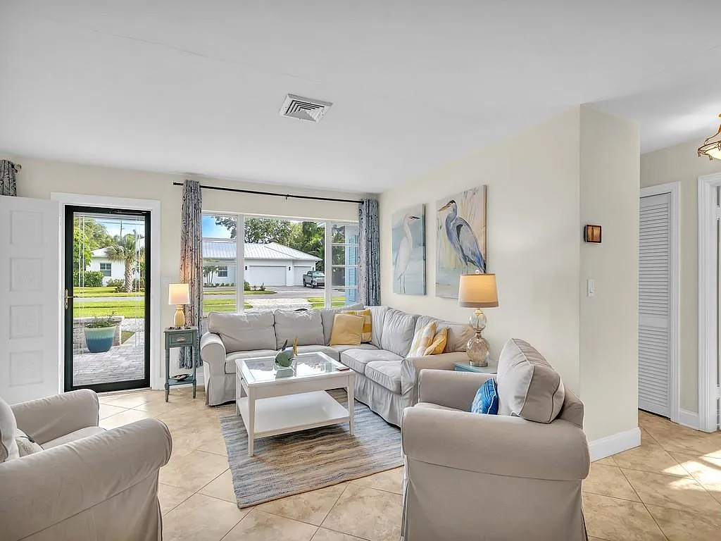 594 Bougainvillea Ln — Photo 4