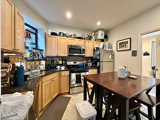 Rented by Astoria Realty | media 9