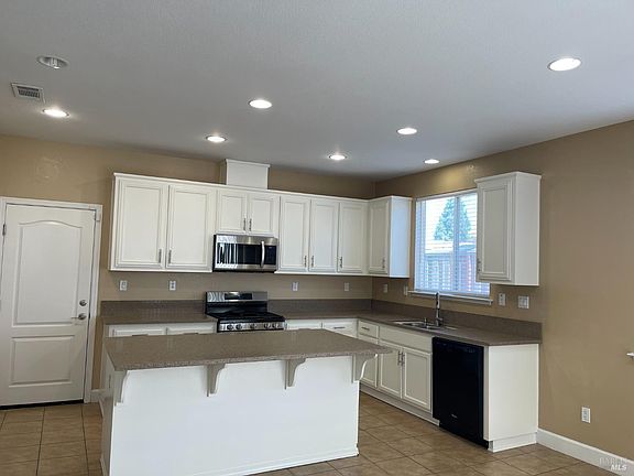 5th image of 385 Tilden Cir