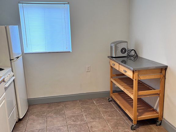 3rd image of 1409B Coesta Cir #B